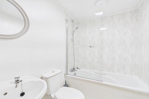 3 bedroom flat to rent, Starbeck Avenue, Newcastle Upon Tyne