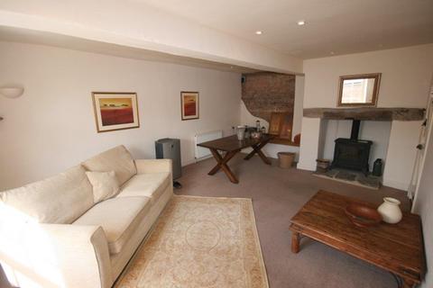 undefined, Topsham - Superb and spacious 2 bedroom maisonette situated within the heart of Topsham, enjoying some Estuary views