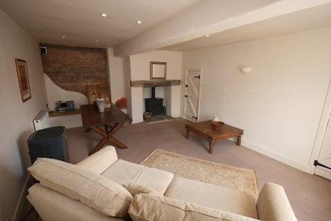 undefined, Topsham - Superb and spacious 2 bedroom maisonette situated within the heart of Topsham, enjoying some Estuary views