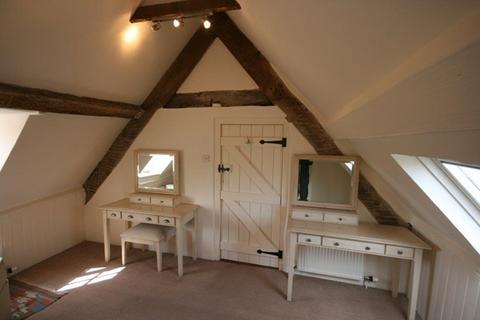 undefined, Topsham - Superb and spacious 2 bedroom maisonette situated within the heart of Topsham, enjoying some Estuary views