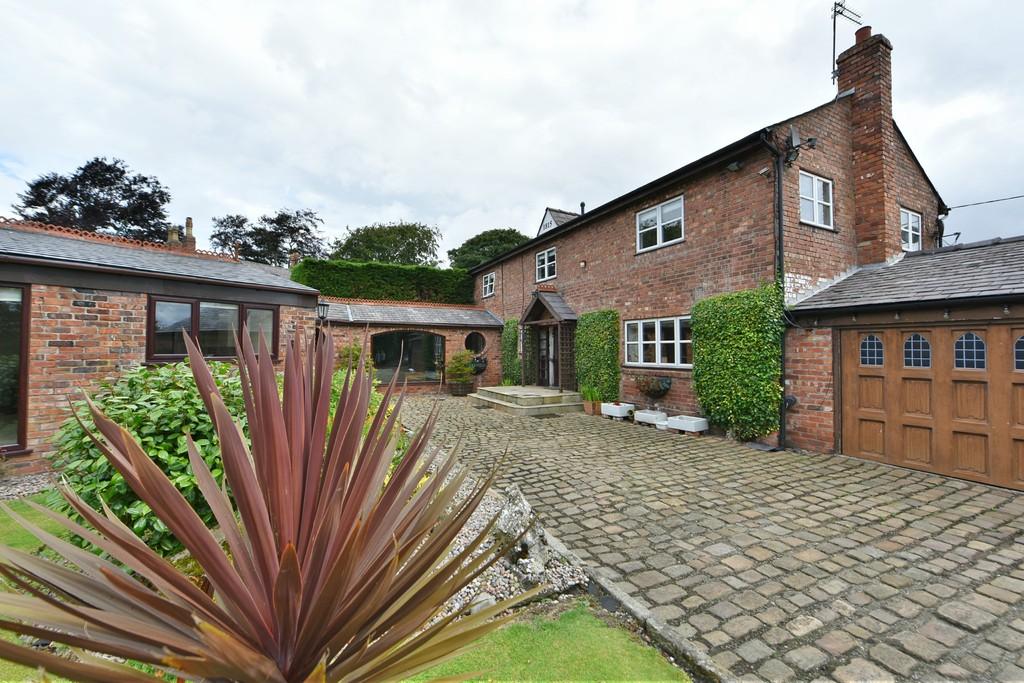 Butchers Lane, Aughton 6 bed barn conversion £2,200 pcm (£508 pw)