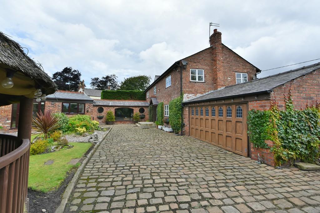 Butchers Lane, Aughton 6 bed barn conversion £2,200 pcm (£508 pw)