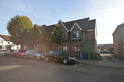 1 bedroom flat to rent, St Peter's Road, Petersfield, GU32