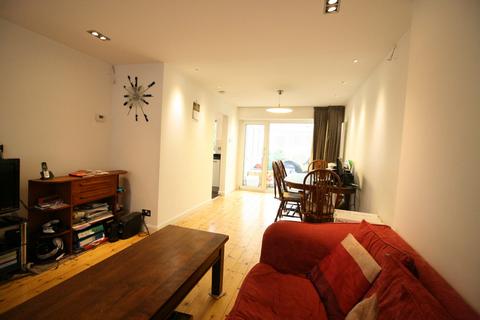 3 bedroom semi-detached house to rent, Green Lane, Redhill