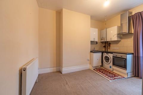 2 bedroom flat to rent, Friern Barnet , London  N11
