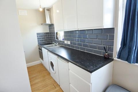 Studio to rent, Wakemans Hill Avenue, Colindale NW9