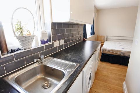 Studio to rent, Wakemans Hill Avenue, Colindale NW9