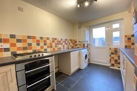 3 bedroom house to rent, Brighton Hill, Basingstoke