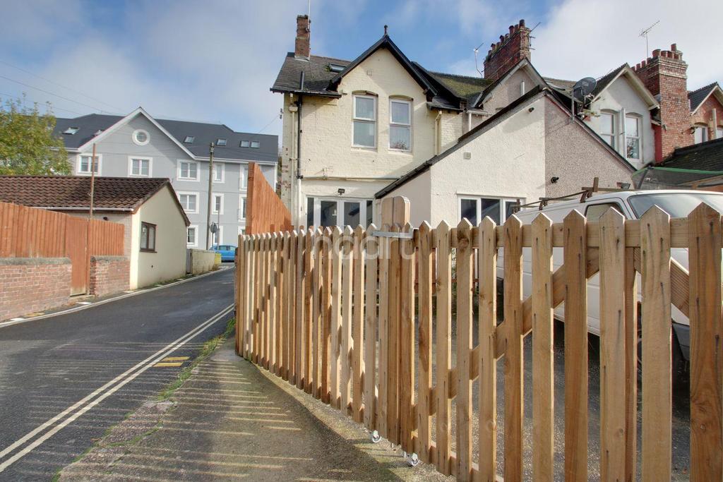 St James Road, Torquay 2 bed flat £110,000