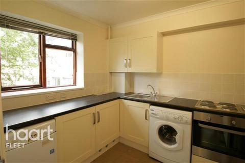 2 bedroom flat to rent, Clockhouse Road