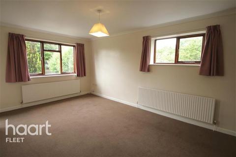 2 bedroom flat to rent, Clockhouse Road