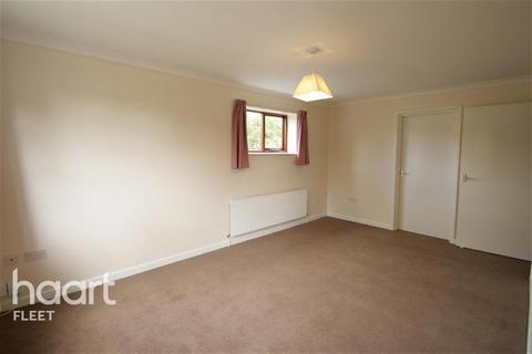 2 bedroom flat to rent, Clockhouse Road