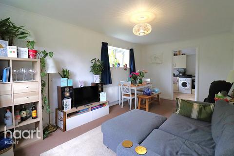 2 bedroom flat to rent, Chudleigh Court, Farnborough