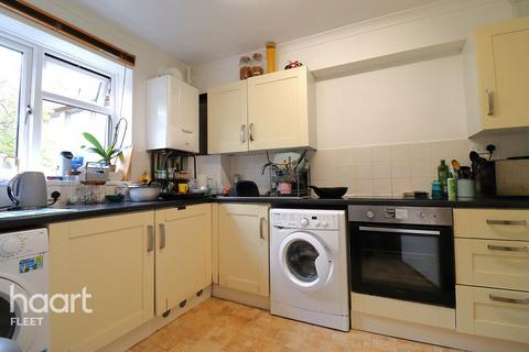 2 bedroom flat to rent, Chudleigh Court, Farnborough