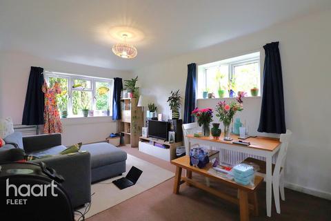 2 bedroom flat to rent, Chudleigh Court, Farnborough