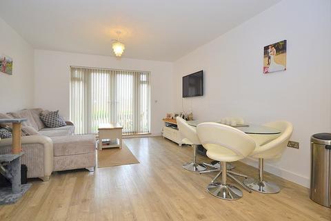 2 bedroom flat for sale - Hazelwood House, 6 Dyas Road, Lower Sunbury, TW16