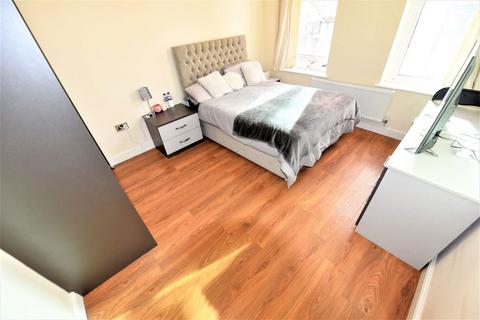 2 bedroom flat to rent, Aire Street