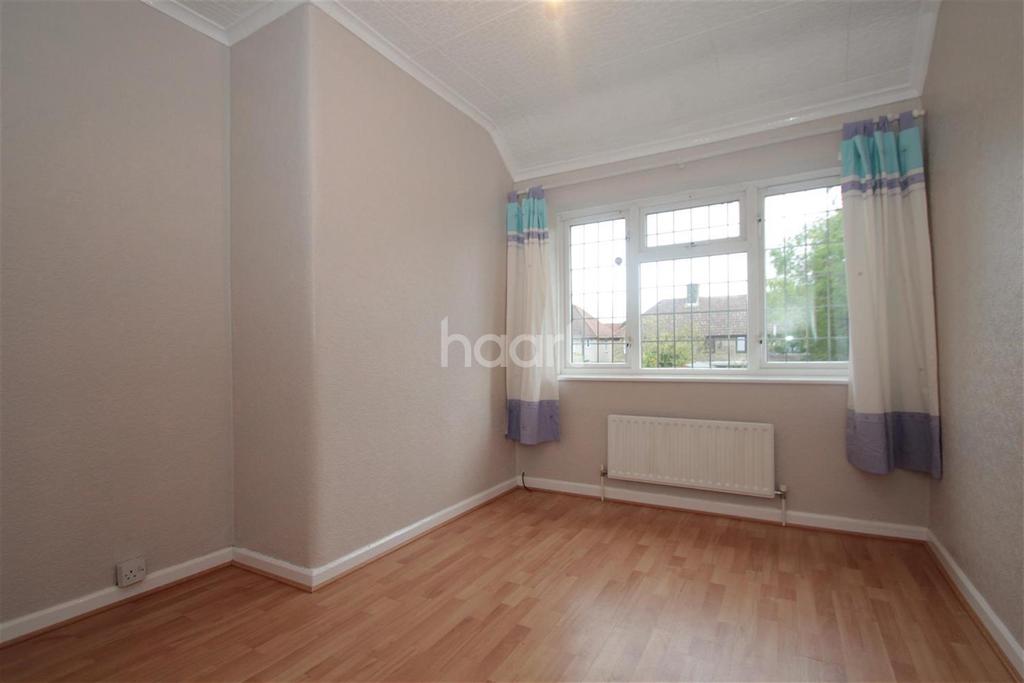 Chaplin Road, Dagenham, RM9 2 bed terraced house £1,200 pcm (£277 pw)