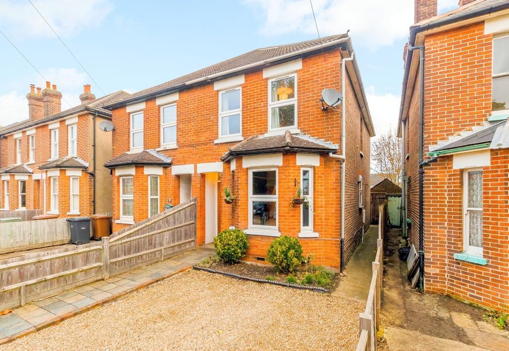 Guildford 3 bed semidetached house £450,000