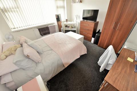 4 bedroom house to rent - 14 Stanmore Crescent