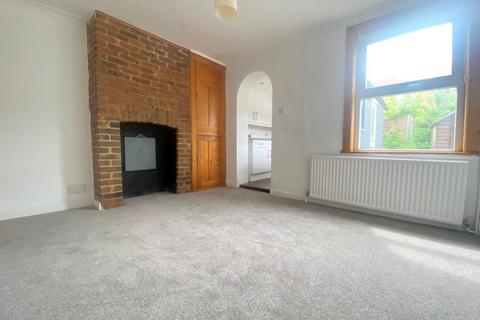 2 bedroom semi-detached house to rent, Meadow Road, Southborough