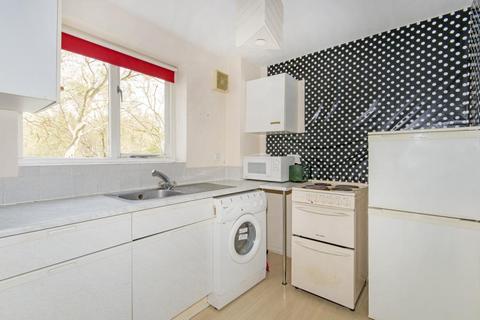 Studio to rent, Grinstead Road, London SE8