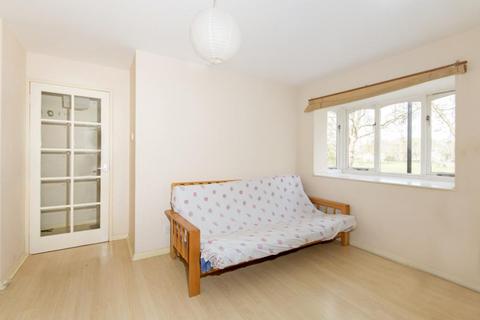 Studio to rent, Grinstead Road, London SE8