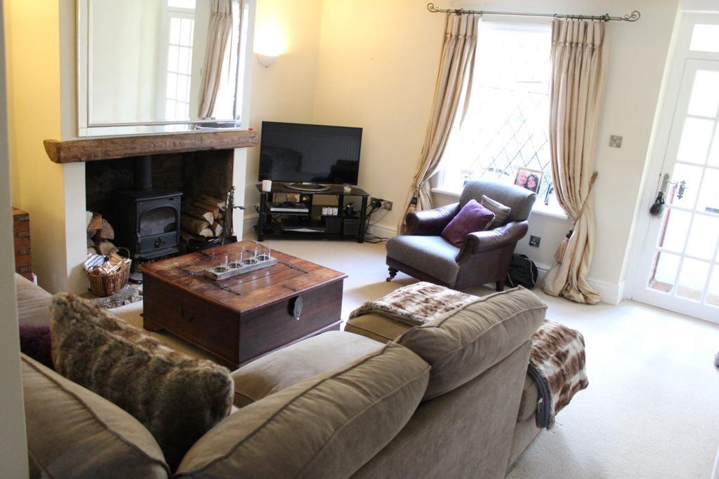 Knowsley Road, Wilpshire, BB1 9PX 2 bed terraced house £699 pcm (£161 pw)