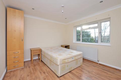 1 bedroom in a house share to rent, Frimley Road, Camberley