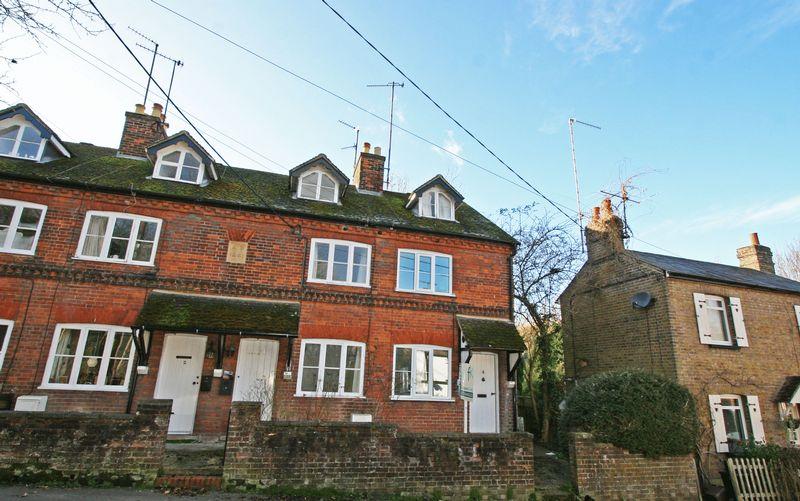 Mill Cottages, Wooburn Moor, Buckinghamshire HP10 2 bed character