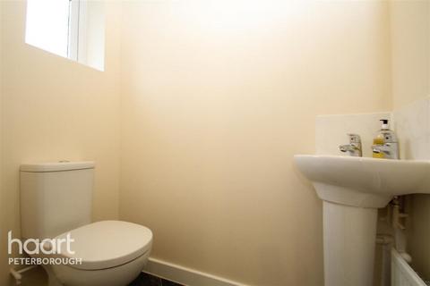 2 bedroom terraced house to rent, Felix Close, Peterborough