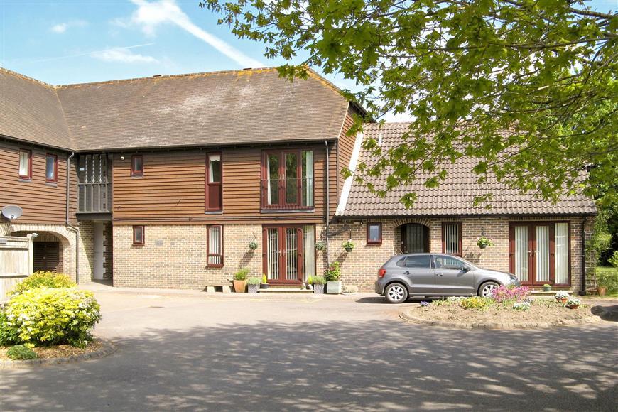 Farm Close Barns Green West Sussex 2 Bed Flat £129 950