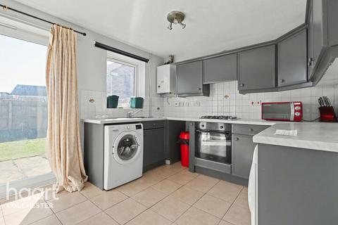 3 bedroom semi-detached house to rent, Derwent Road, Colchester
