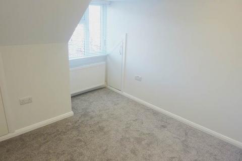 2 bedroom flat to rent, The Parade, Bourne End