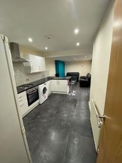 Mixed use to rent - 5 Bed student property on Russell Road, L18 *Half summer rent*