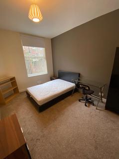 Mixed use to rent - 5 Bed student property on Russell Road, L18 *Half summer rent*