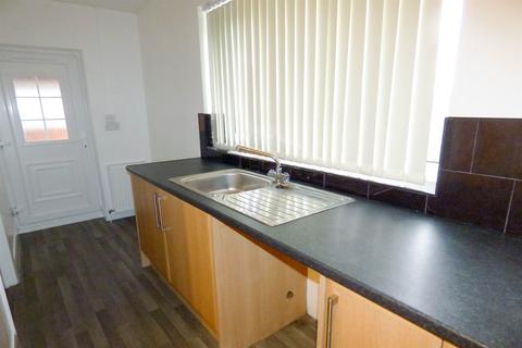 3 bedroom end of terrace house to rent, Greathead Street, South Shields