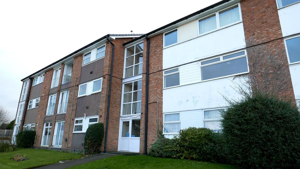 St Pauls Crescent, Coleshill, West Midlands, B46 2 bed apartment £120,000