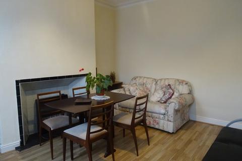 3 bedroom terraced house to rent, Clifton Grove, Leeds LS9