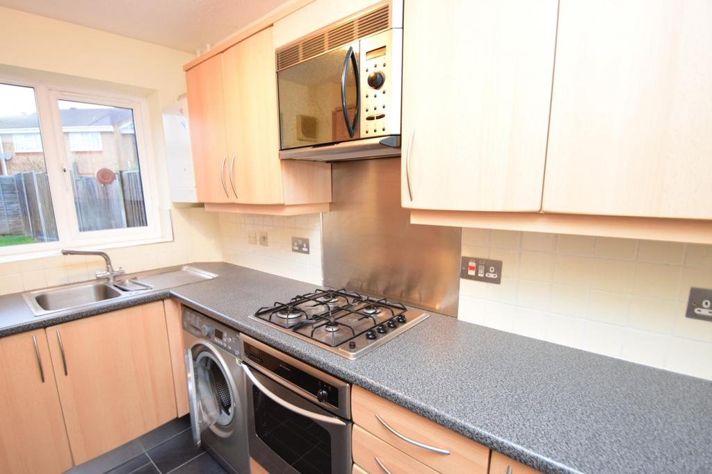 Lowestoft Drive, Burnham Gate, Slough, SL1 3 bed terraced house £1,275 pcm (£294 pw)