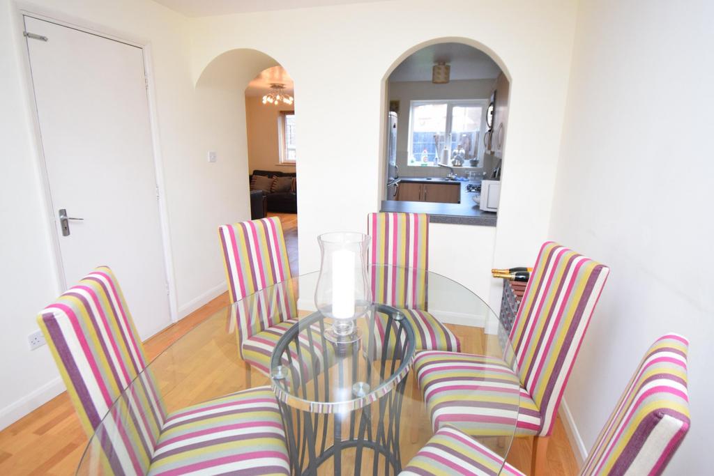 Lowestoft Drive, Burnham Gate, Slough, SL1 3 bed terraced house £1,275 pcm (£294 pw)