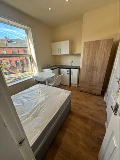 Studio to rent, Whingate, Leeds, West Yorkshire, LS12