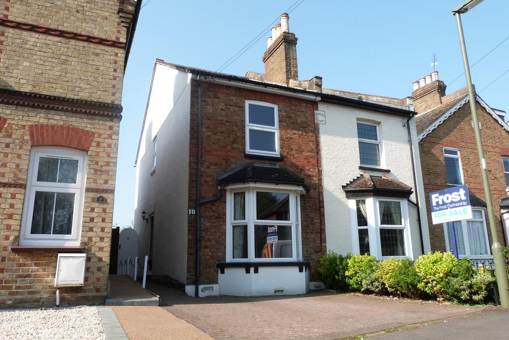 Wendover Road, StainesUponThames, TW18 4 bed semidetached house £