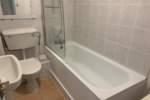 2 bedroom flat to rent, Latchmere Road, London SW11