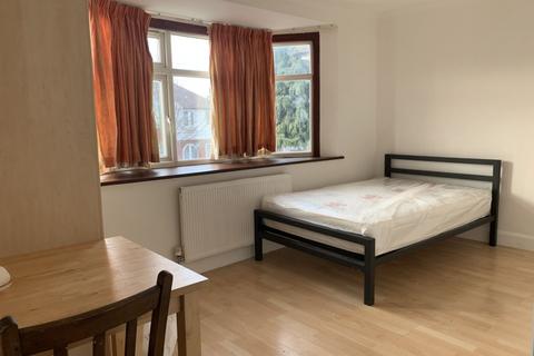 Studio to rent, Park Avenue  North, Willesden Green, NW10