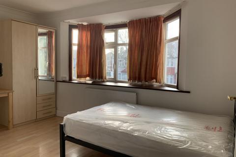 Studio to rent, Park Avenue  North, Willesden Green, NW10