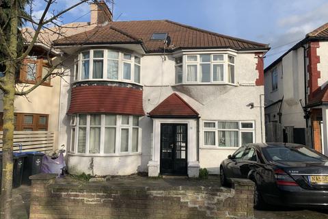 Studio to rent, Park Avenue  North, Willesden Green, NW10
