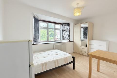 Studio to rent, Park Avenue  North, Willesden Green, NW10