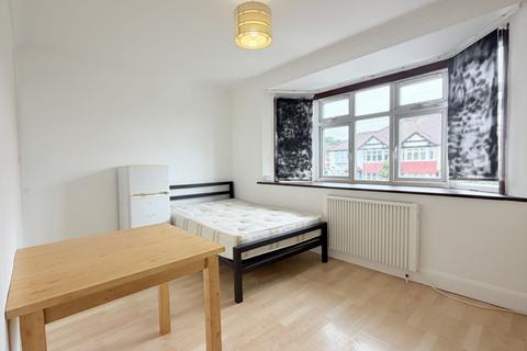 Studio to rent, Park Avenue  North, Willesden Green, NW10