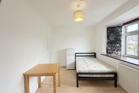 Studio to rent, Park Avenue  North, Willesden Green, NW10